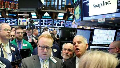 Traders pendientes de la OPV de Snap, el jueves en la Bolsa de Nueva York.