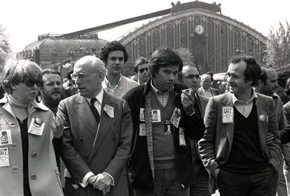 Carmen García Bloise, Enrique Tierno Galván y Felipe González en la manifestación del Primero de Mayo, en la glorieta de Atocha de Madrid, en 1980.