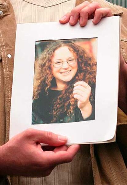 David Webb sostiene la foto de Laura Susan, su hermana desaparecida.