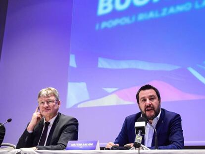 Desde la derecha, el líder de la Liga, Matteo Salvini, el portavoz de AfD Joerg Meuthen y el dirigente de Verdaderos Finlandeses Olli Kotro, en un acto conjunto en Milán el 8 de abril.