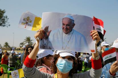 Una mujer sujeta una fotografía del Papa en Bagdad.