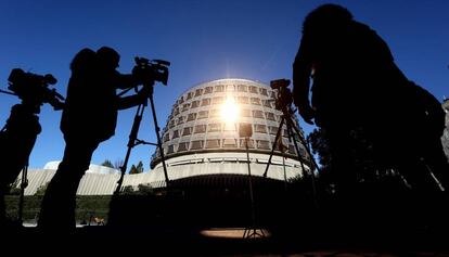 Cámaras de diferentes canales de televisión, frente a la fachada del Tribunal Constitucional en noviembre de 2019.