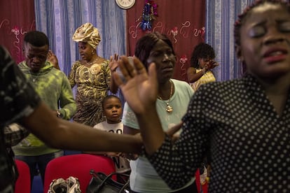 Un momento de una ceremonia religiosa en una iglesia pentecostal de Castelvolturno. Con frecuencia, los pastores influyen psicológicamente en las prostitutas que frecuentan estos lugares y se promueve con ello el mercado de la trata.