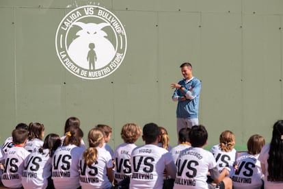 César Azpilicueta during the talk on bullying at the Federico García Lorca School in Boadilla del Monte, Madrid, last Thursday, October 10.