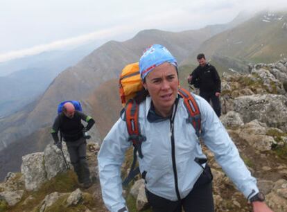 La alpinista Edurne Pasaban encara, ayer, el tramo final de la ascensión al monte Txindoki.