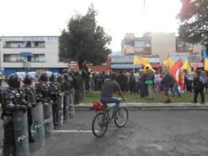 La polícía impidió que varias manifestaciones de la contra cumbre salieran del recinto de la universidad.