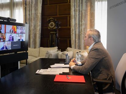 El alcalde de Zaragoza, Jorge Azcón, en videoconferencia con los alcaldes de las siete ciudades más pobladas de España.