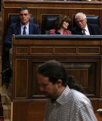 El candidato socialista, Pedro Sánchez, observa cómo el líder de Unidas Podemos, Pablo Iglesias, se dirige a la tribuna.