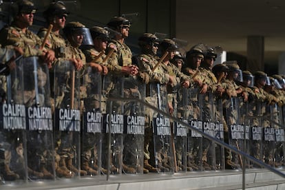 La Guardia Nacional de California, desplegada en la entrada del edificio de inmigración federal en Los Ángeles este martes.