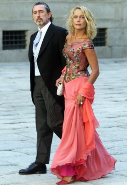 Correa y su esposa llegan a la boda en El Escorial.