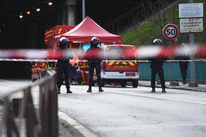 Un grupo de policías permanece en guardia en el lugar donde han acabado con la vida de un atacante que había herido con un cuchillo a al menos dos personas en un parque cerca de la ciudad de Villejuif (Francia), el 3 de enero.