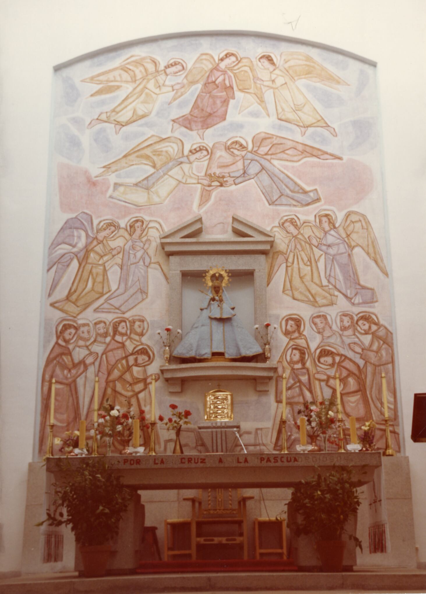 Retablo de la iglesia de Valdivia, Villanueva de la Serena, Badajoz. Imagen proporcionada por el Ministerio de Agricultura, Pesca y Alimentación, Archivo Central Fondo Instituto Nacional de Colonización. XXV Aniversario, Badajoz. Signatura IV-8 Valdivia. 