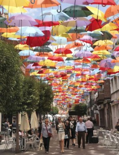 Los paraguas de la calle Madrid antes de venirse abajo.