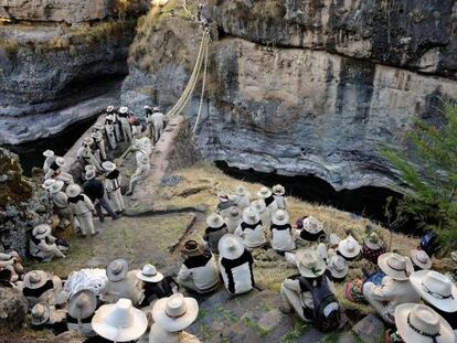 Recibe el nombre de Q&rsquo;eswachaka: un puente de cuerda hecha de paja sobre el r&iacute;o Apur&iacute;mac, en los Andes.