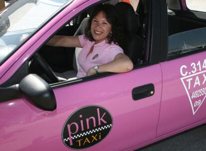 La conductora de uno de los taxis rosas exclusivos para mujeres posa al volante de su vehículo en la ciudad mexicana de Puebla.