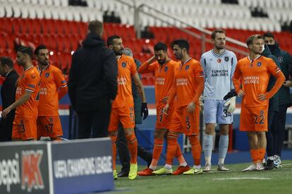 El Estambul se retiró este martes del Parque de los Príncipes en el partido de Liga de Campeones que le enfrentaba al París Saint-Germain después de que un miembro del cuerpo técnico asegurara haber recibido un insulto racista del cuarto árbitro.  En la imagen, los jugadores del equipo turco abandonan el campo.