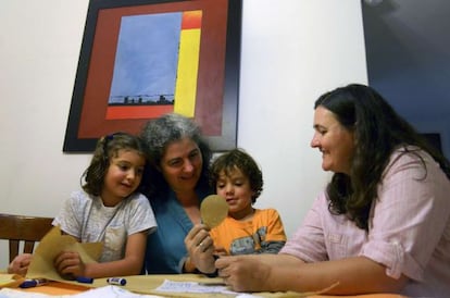 Um casal de mulheres colombianas com os filhos.