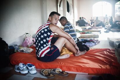 Un grupo de inmigrantes cubanos descansando en el albergue de la parroquia de La Cruz, en Guanacaste, Costa Rica, a  pocas horas de salir el primer contingente de 180 migrantes rumbo a El  Salvador.