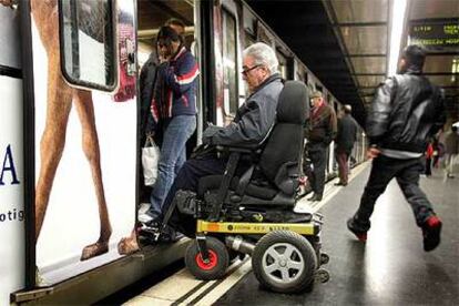 Francisco Nieto intenta acceder con su silla de ruedas a un metro de la línea 1 en la estación de Universitat y la altura del vagón no se lo permite.
