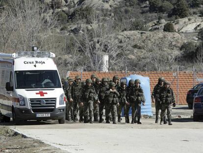 Una ambulancia entra en la Academia de Hoyo de Manzanares tras la explosi&oacute;n que mat&oacute; a cinco artificieros en febrero de 2011.