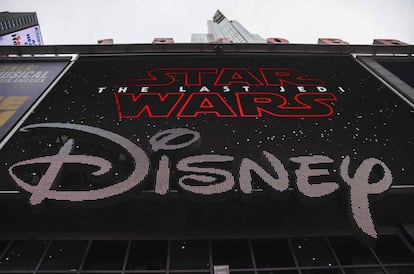 El logo de Disney en Times Square, en Nueva York. 