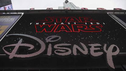 El logo de Disney en Times Square, en Nueva York.