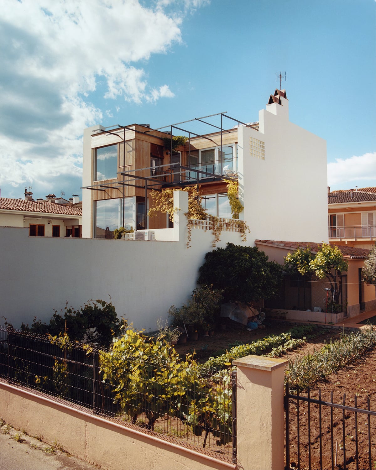Pocos muebles, una pérgola y muchas plantas: así es la casa construida sobre un tejado en un pueblo de Girona