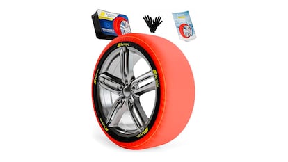 Correntes de neve para um carro em um fundo branco.