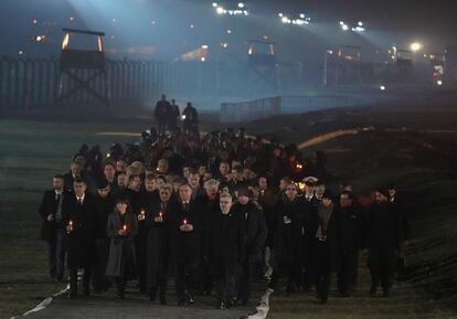 Las delegaciones oficiales caminan por el campo de Auschwitz sujetando velas, con motivo de la conmemoración del 75º aniversario de la liberación. 