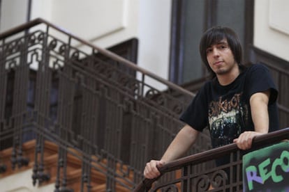 Álvaro Gabaldón, el alumno que ha sacado la segunda mejor nota en Madrid, posa en su instituto.