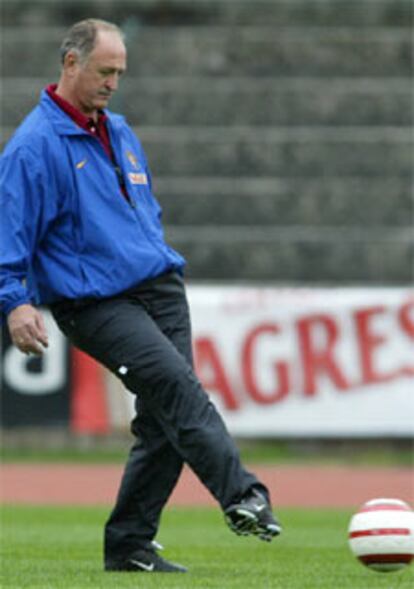 Luis Felipe Scolari no se resiste a tocar el balón en un entrenamiento.