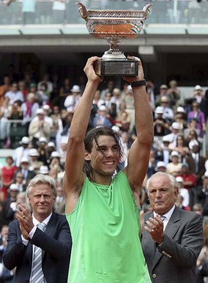 Borg aplaude a Nadal tras ganar Roland Garros en 2008.