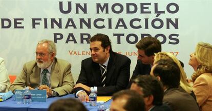 Miguel Arias Ca&ntilde;ete y Gerardo Camps, en una cumbre sobre financiaci&oacute;n auton&oacute;mica del PP nacional celebrada en Valencia en junio de 2007. 