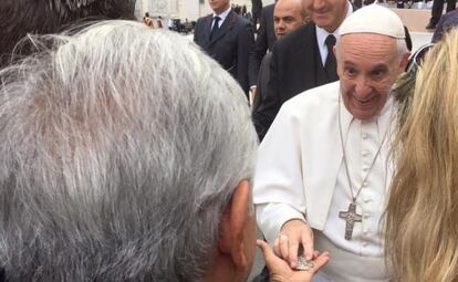 López Obrador se acerca al papa Francisco en Roma.