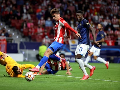 Griezmann intenta el remate ante el congoleño Mbemba en una buena ocasión del Atlético.