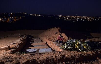 O administrador do cemitério municipal Campo da Saudade, no município de Lagoa Santa, Maurício Rodrigues em frente as valas de sepultamento. A arqueologia, ao mesmo tempo em que busca o passado, abre uma porta para reflexões do presente. Segundo o arqueólogo André Strauss, é uma porta para um exercício de alteridade, de reflexão de como lidamos com a morte no dias atuais.