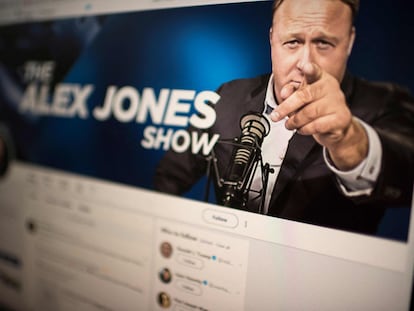 Portada de la cuenta de Twitter del programa de Alex Jones.