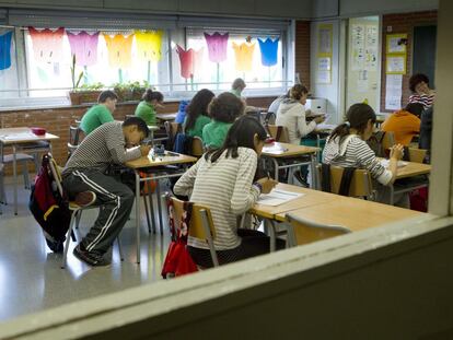 Alumnos de un colegio de Barcelona durante un examen.