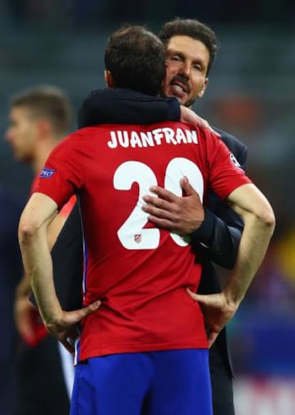 Simeone consuela a Juanfran tras el partido.