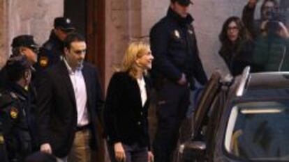 La infanta Cristina, a su salida del tribunal de Palma de Mallorca tras finalizar su declaración ante el juez como imputada por supuestos delitos de fraude fiscal y blanqueo. La declaración de la hija menor del rey de España ante el juez duró más de seis horas.