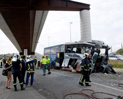 Vista general del estado del autobús tras colisionar contra el pilar del viaducto de la AI-81 en dirección Avilés.