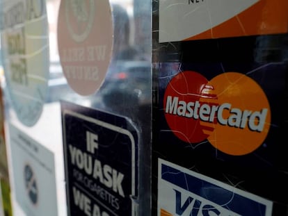 Logos de Mastercard y Visa en una tienda en Estados Unidos