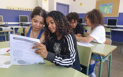 Alumnos de 4º de ESO del Instituto La Guineueta de Barcelona, durante los talleres de educación financiera este mes de junio. Imagen cedida por el instituto.