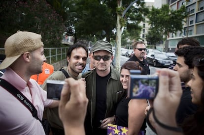 Bono en el Camp Nou de Barcelona donde unos fans le esperaban a la entrada del recinto para fotografiarse con él antes del concierto que dio en septiembre de 2009.