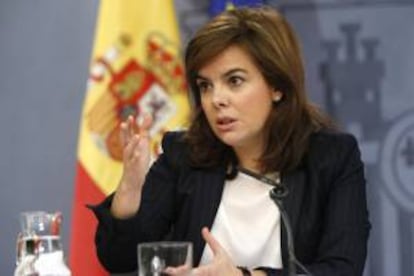 La vicepresidenta del Gobierno, Soraya Saénz de Santamaría, durante la rueda de prensa tras la reunión hoy del Consejo de Ministros.