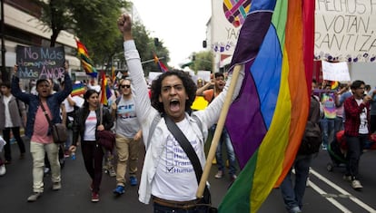 Un hombre grita en una manifestaci&oacute;n por los derechos de los homosexuales en Ciudad de M&eacute;xico.