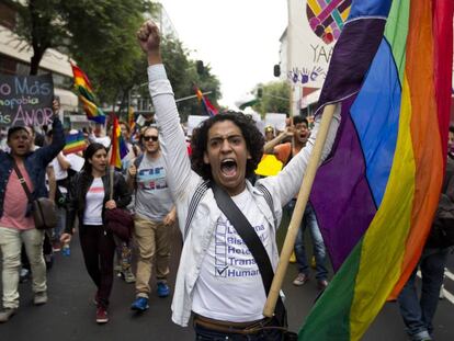 Un hombre grita en una manifestaci&oacute;n por los derechos de los homosexuales en Ciudad de M&eacute;xico.