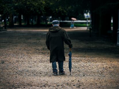 Un pensionista en el parque la Alameda de Santiago de Compostela.