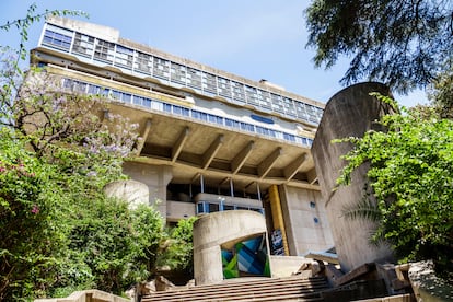 Biblioteca Nacional de Buenos Aires diseñada por Clorindo Testa.