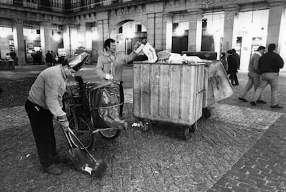 Dos barrenderos limpian la Plaza Mayor de Madrid, el primer día de 1992. Tras las uvas, 35 operarios y cuatro camiones de los servicios de limpieza del Ayuntamiento retiraron 23 toneladas de basura. La Nochevieja de 2018 fue de récord: 30.500 kilos.
